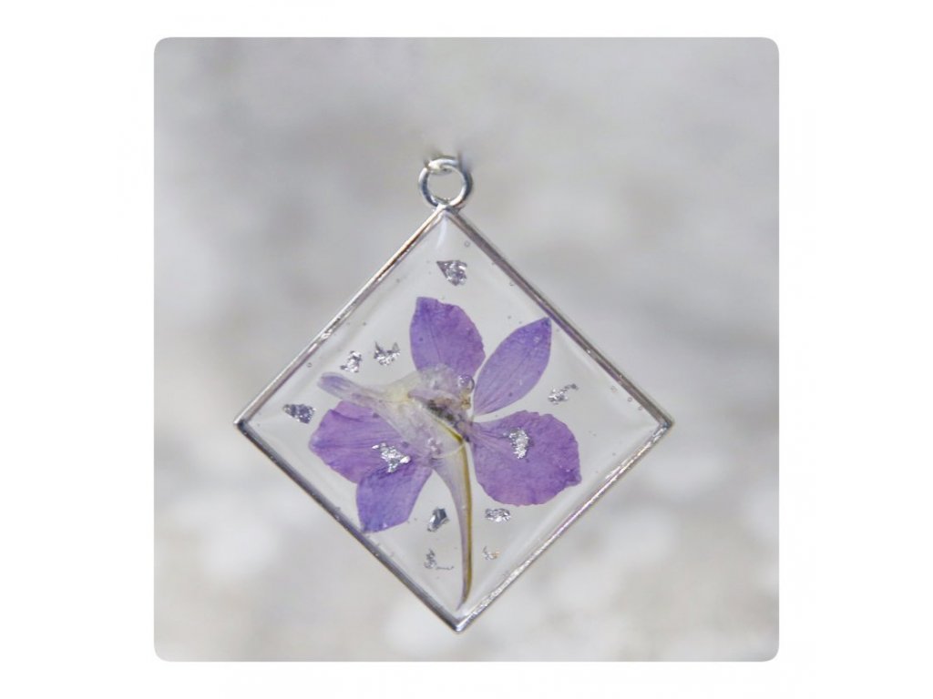 Čtvercový stříbrný rámeček s květem ostrožky a stříbrnými flitry