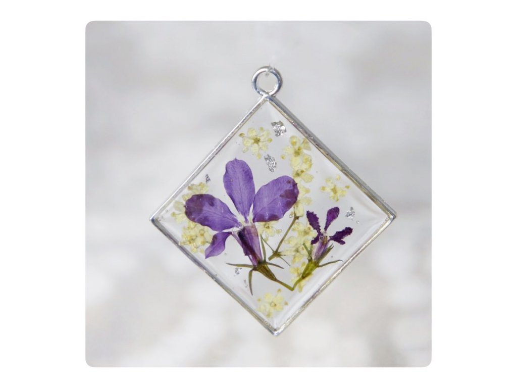 Čtvercový stříbrný rámeček s fialovými květem lobelky,bezinky a stříbrnými slitry