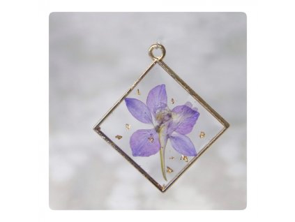 Čtvercový pozlacený rámeček s fialovým květem ostrožky a zlatými flitry