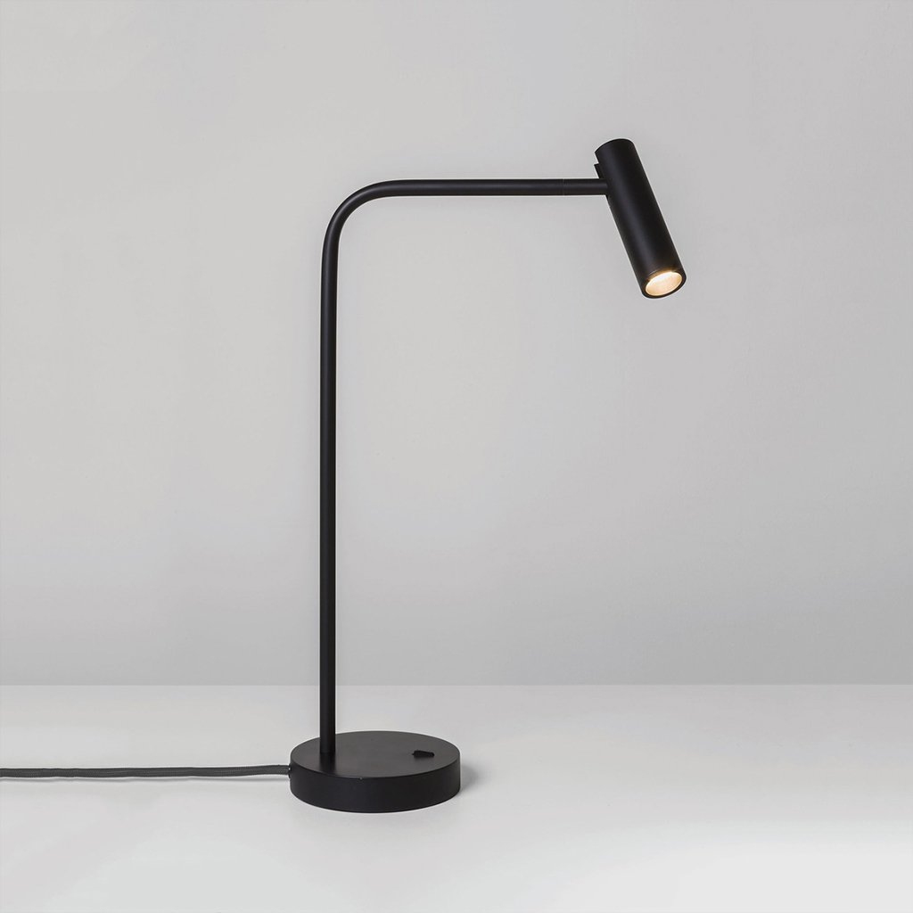 minimalistická stolní lampa
