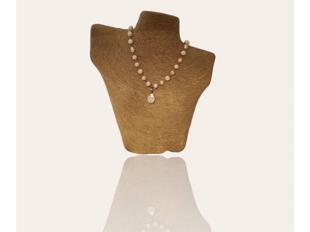 Náhrdelník z říčních perel s barokní perlou (1)