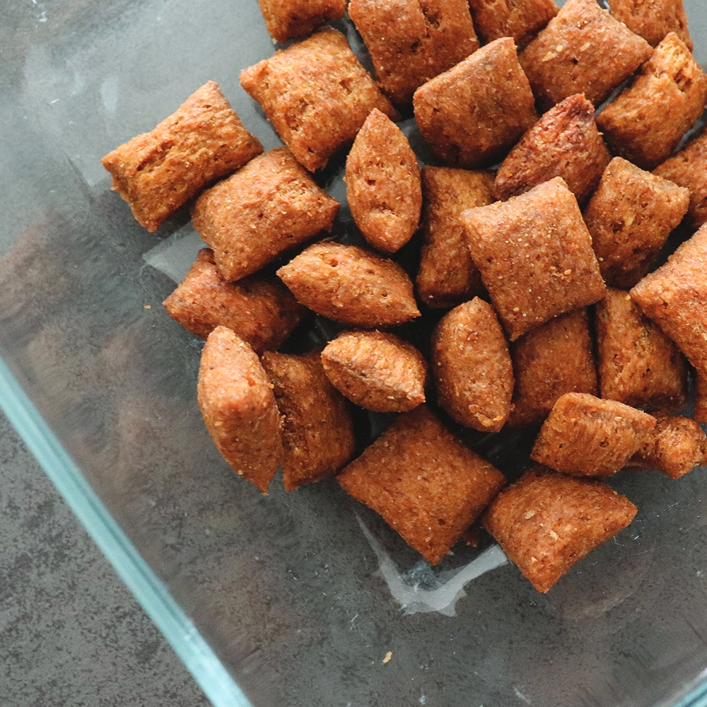 Akinu Pillows polštářky s červenou řepou a sýrem pro psy 80g Obrázek