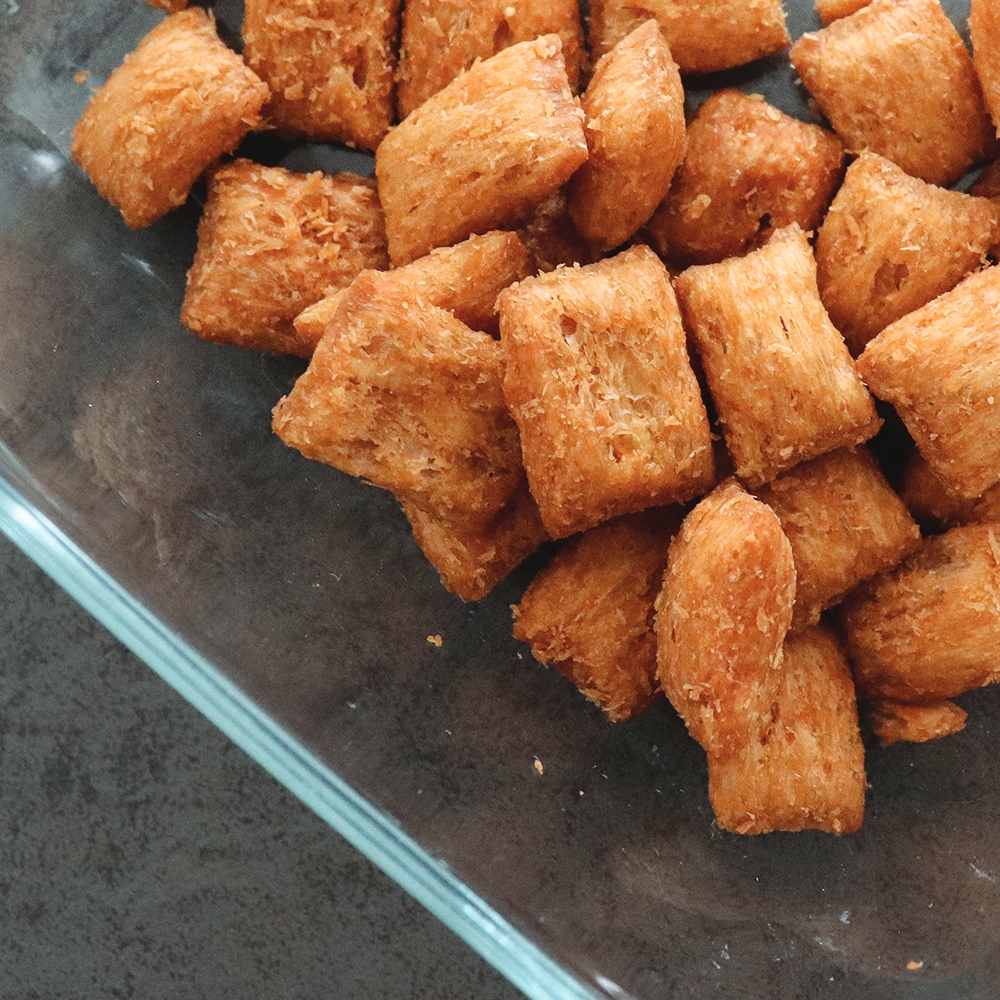 Akinu Pillows polštářky se slaninou a česnekem pro psy 80g Obrázek