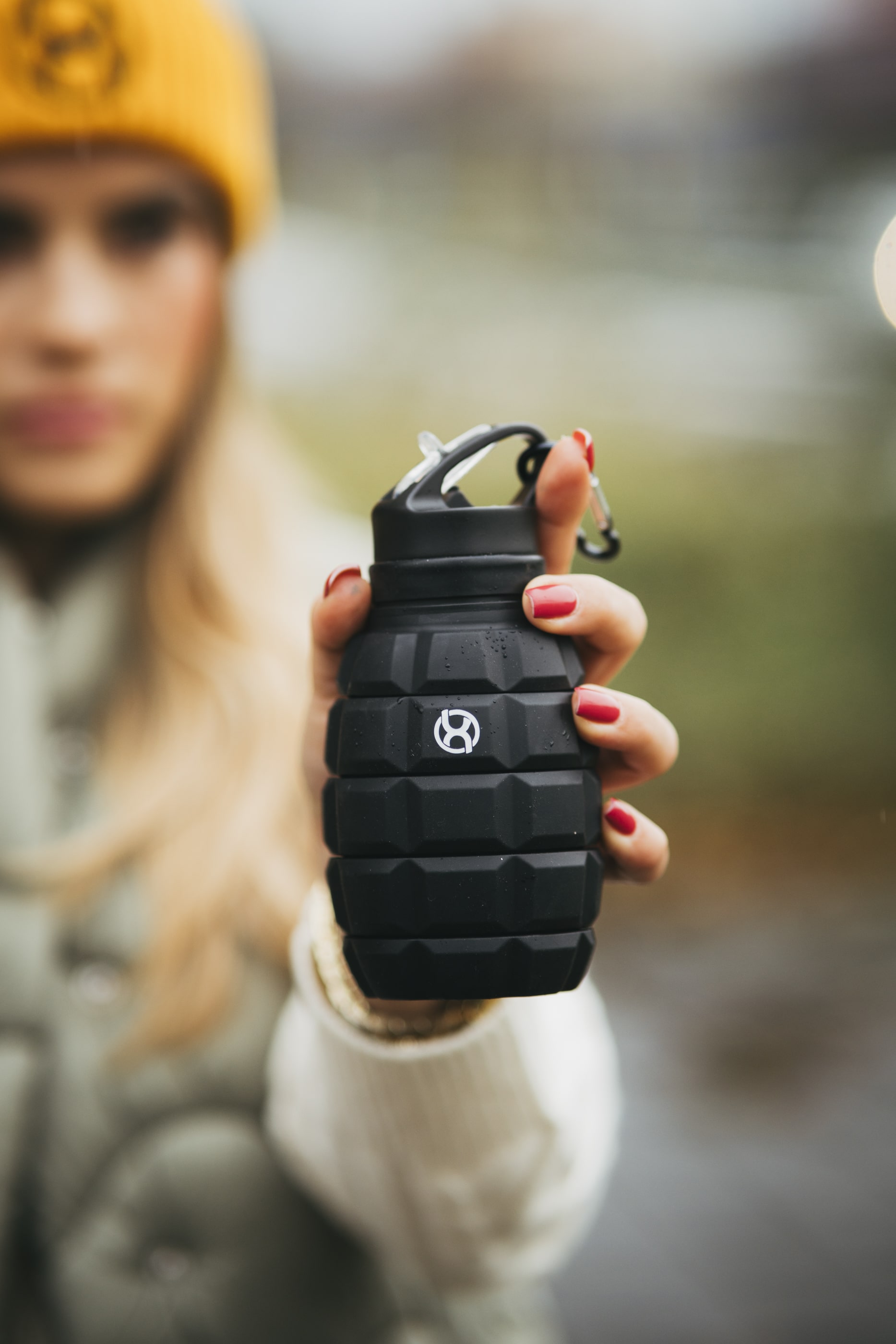 BrainMax Grenade bottle, skládací silikonová lahev na vodu, 580 ml Barva: Zářivě zelená Obrázek