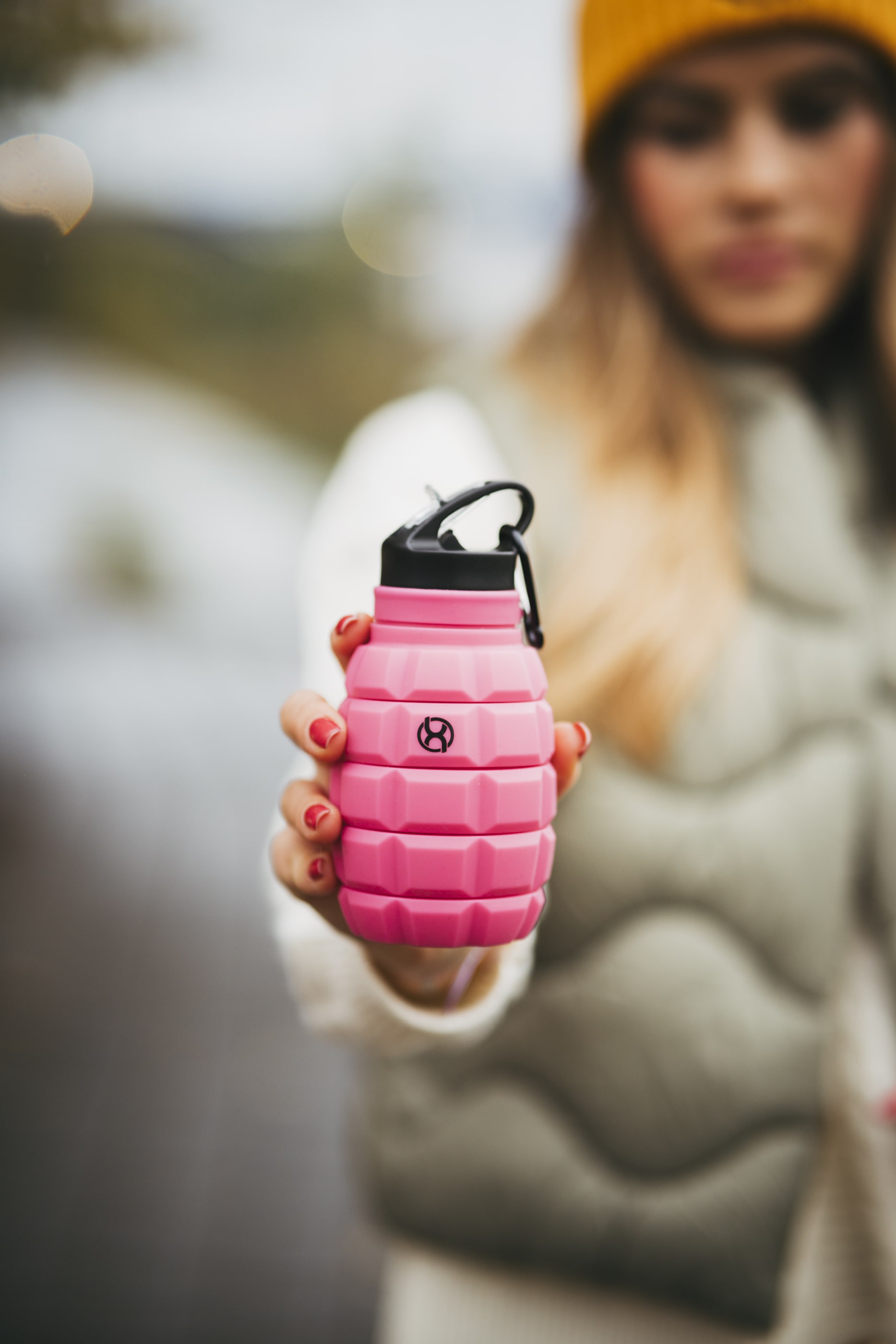 BrainMax Grenade bottle, skládací silikonová lahev na vodu, 580 ml Barva: Zářivě zelená Obrázek