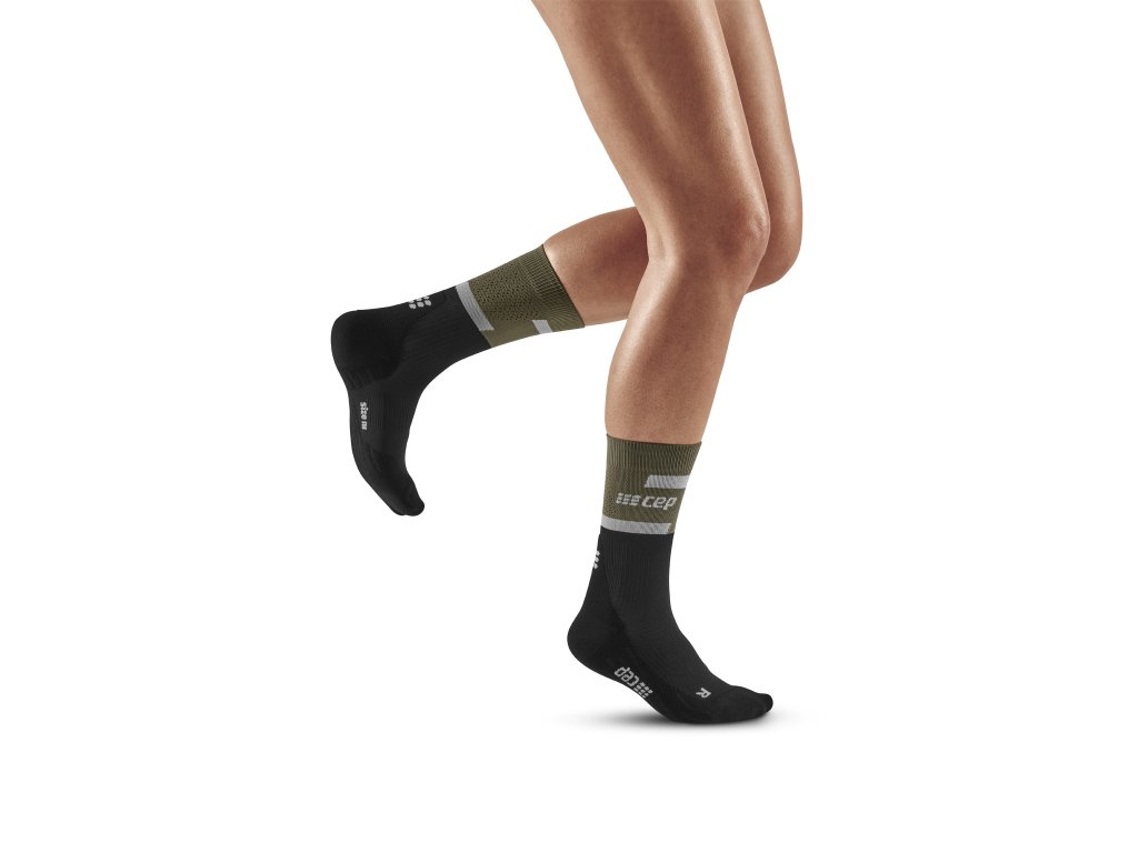 The run socks mid cut w olive black front model 1536x1536px