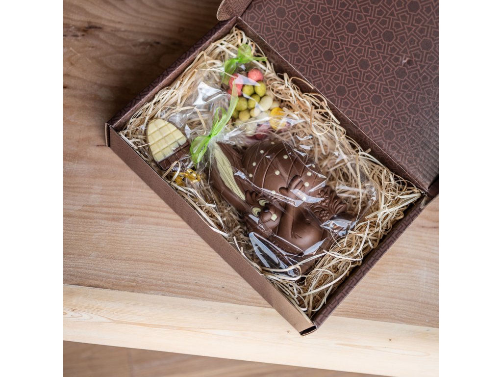 velikonocni krabice plna cokolady figurka cokoladova vajicka mandle obalene v maline jahode lotusu kokosu pomeranci lizatko cokoladovna janek