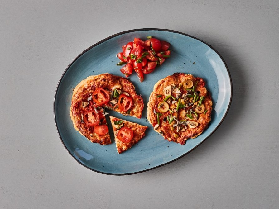 Proteínová mini pizza s mozzarellou, paradajkami a šampiňónmi