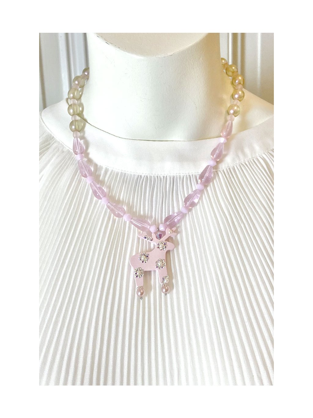 Jemně růžový náhrdelník s mini jelínkem