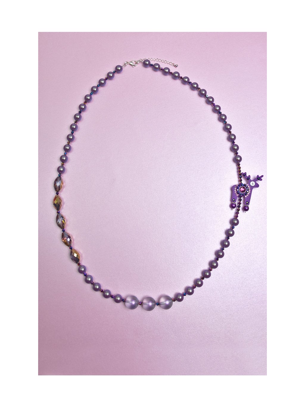 Fialový náhrdelník s jelínkem