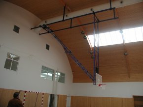 Konstrukce pro basketbal zvedaná  pod strop DOR-SPORT do celkové výšky 11 m