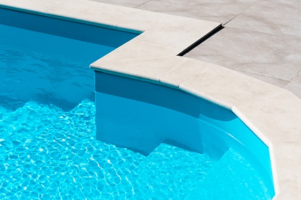 Jak snížit chlor v bazénu a za jak dlouho vyprchá chlor z vody?