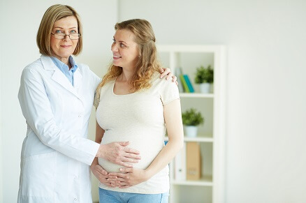 Co dělá porodní asistentka a co dula?