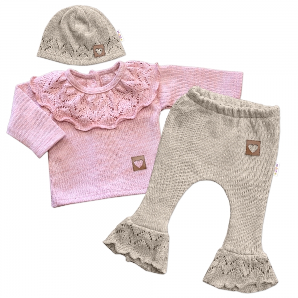 Levně Baby Nellys Pletená soupravička s volánkem Heart, 3D, kabátek, kalhoty a čepička, růžová/béžová Velikost koj. oblečení: 68 (3-6m)