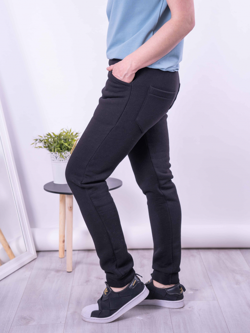 Úpletové dámské teplákové kalhoty Freddie s vnitřním chloupkem v barvě černá pohled ze strany