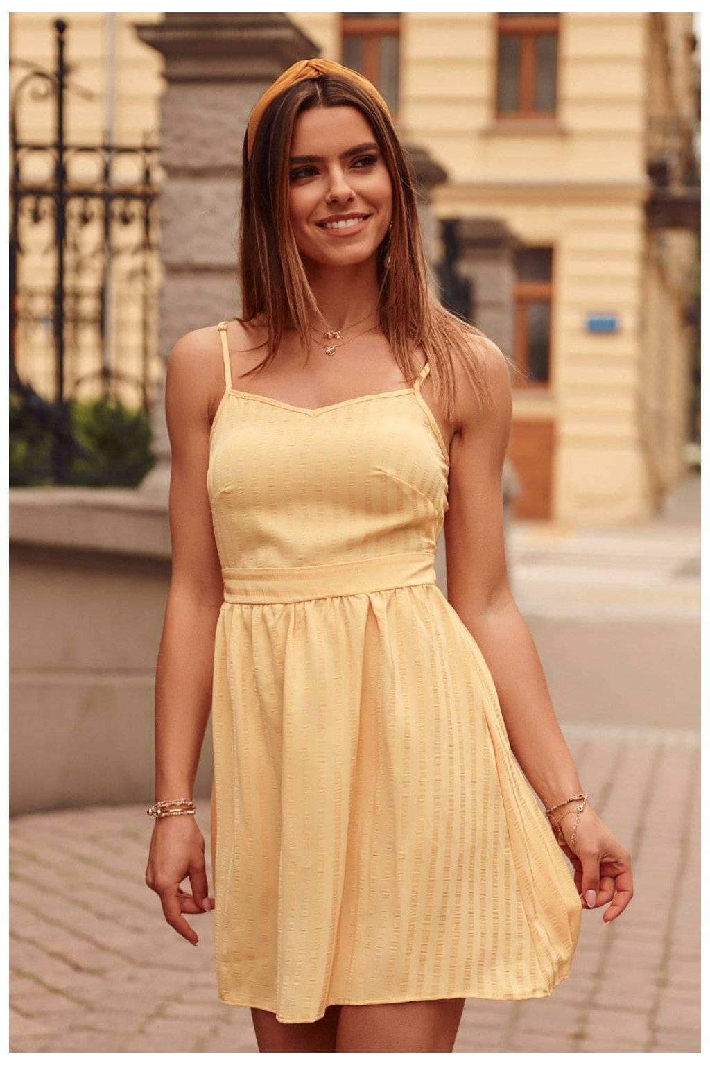 Letní šaty s vázáním na zádech žluté