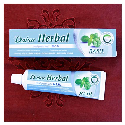 dabur herbal basil ajurvedska bylinna zubna pasta s bazalkou 100 ml