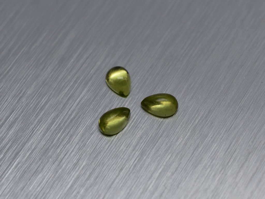 Olivin/Peridot naturlicher Birne 4.0x6.0 mm cabochon