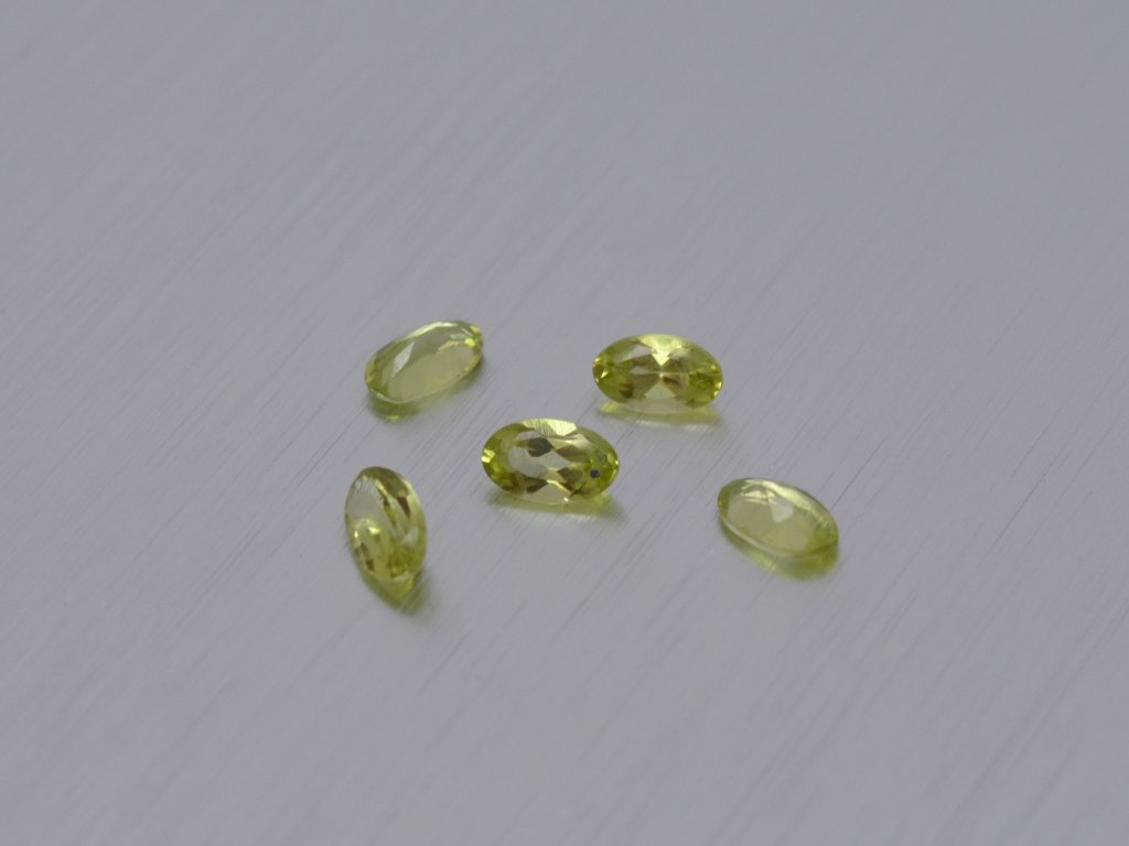 Olivin/Peridot naturlicher oval 3.0x5.0 mm facettiert