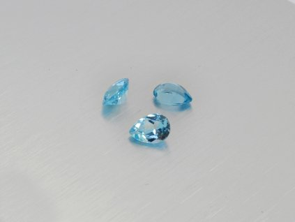 Topas naturlicher Birne 4.0x6.0 mm swiss blau facettiert
