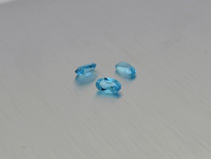 Topas naturlicher oval 3.0x5.0 mm swiss blau facettiert