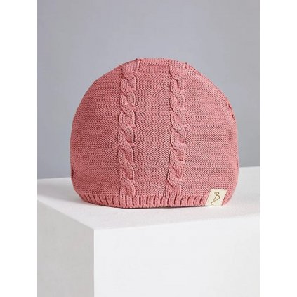 Pletená kojenecká čepice s ozdobnými detaily. Příjemná na nošení díky 100% bavlně.