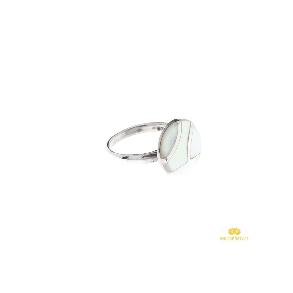 Stříbrný prsten se zelenou perletí