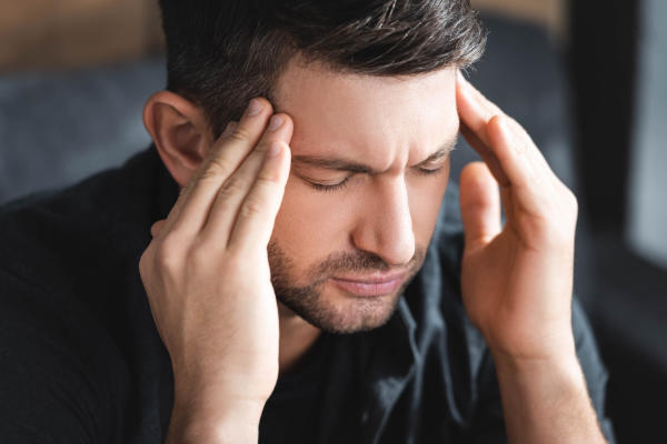 Jak se bolesti hlavy z vapování vyhnout a jak ji případně léčit