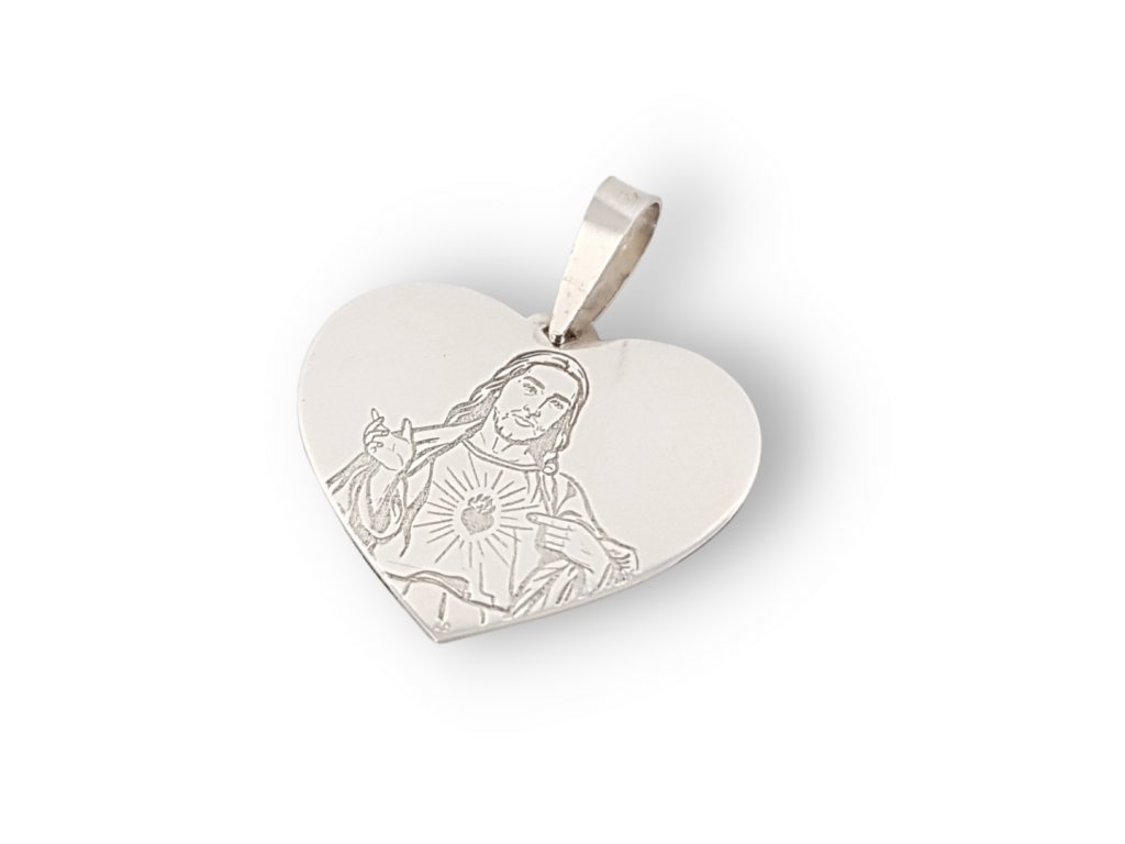 Strieborný medailón v tvare srdca s vyobrazením Najsvätejšieho srdca Ježišovho