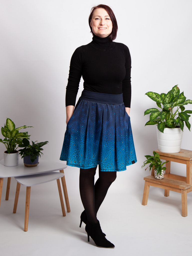 Dámská áčková saténová sukně s kapsami autorský originální design Máky v královské modré 1a