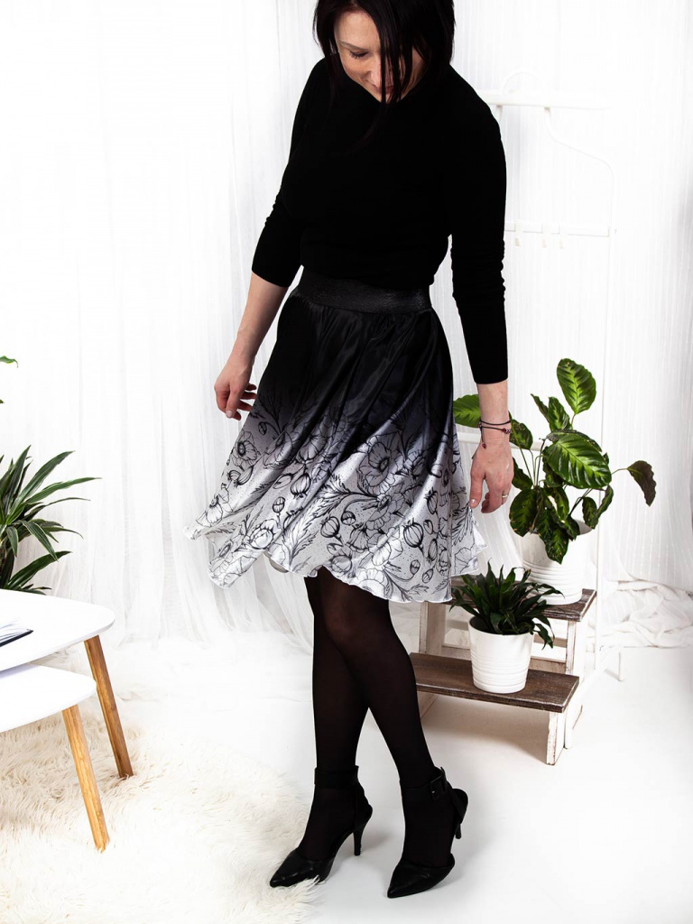 Dámská kolová saténová hedvábná sukně s kapsami pasová a boková do gumy černobílá vlčí máky (12)