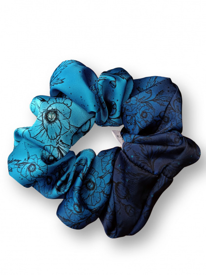 Střední scrunchie gumička - Máky v královské modré  Saténová