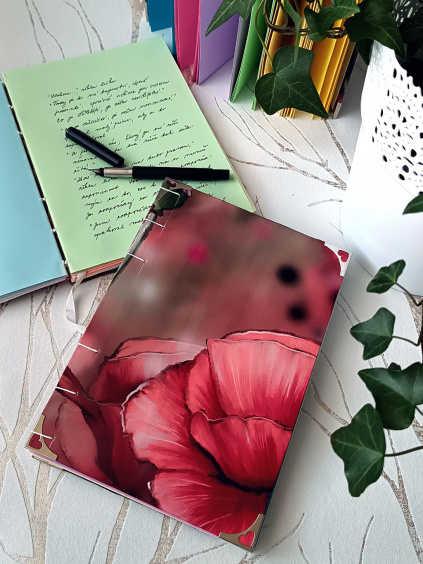 Ručně vázaný zápisník s barevnými listy Máky za noci (3)