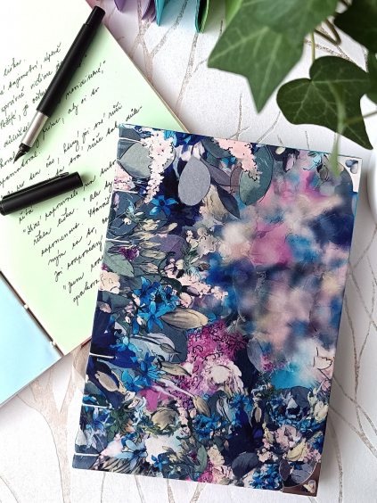 Ručně vázaný zápisník s barevnými listy V pugétu lučních květů (7)