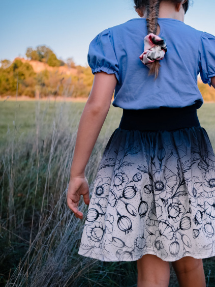 Dívčí saténová sukně v autorském designu Černobílé vlčí máky (10)