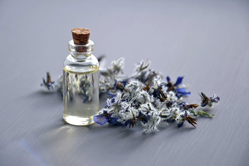 Esenciální olej pro aromaterapii s povzbuzením libida s afrodiziakálními účinky