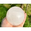 Kalcit bílý koule 91 mm 1120 g přírodní kámen + dřevěný podstavec #B476