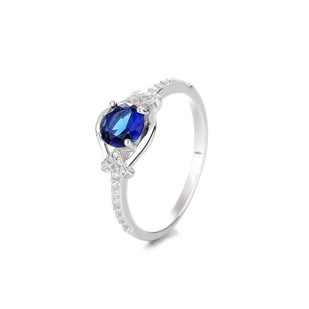 10211 srebrny pierścionek z niebieskim kryształem górskim i cyrkoniami