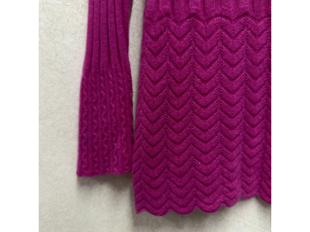 Magenta žebrovaný svetr se zajímavými detaily ze 100% kašmíru
