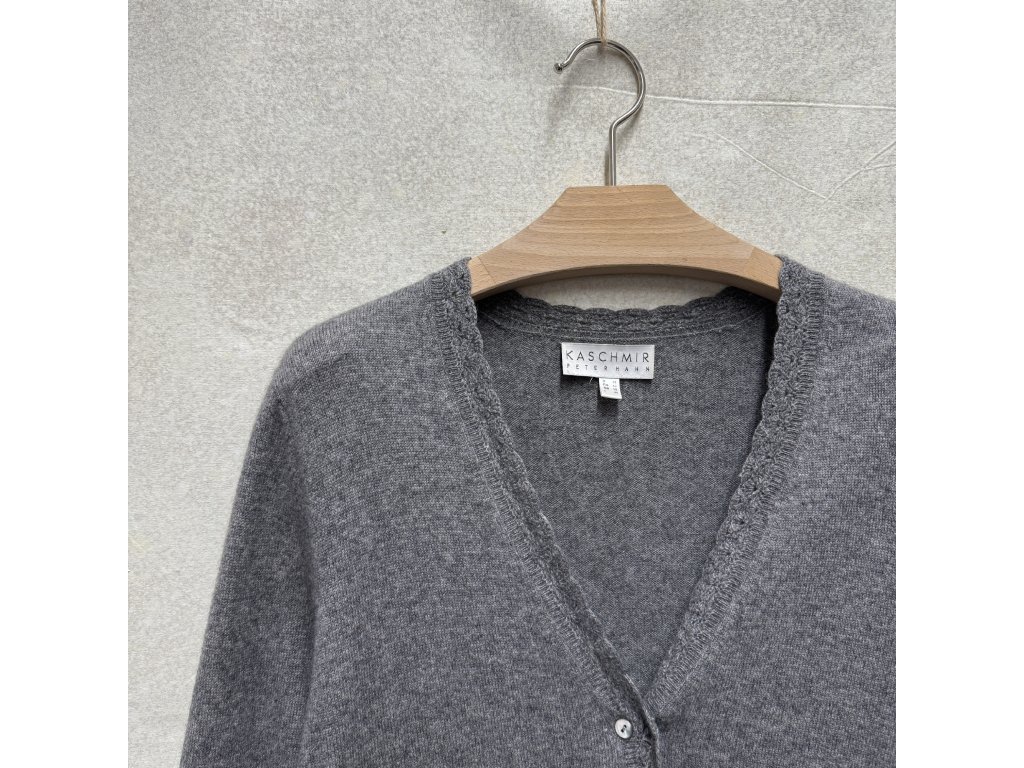 Jemňoučký šedý propínací svetr ze 100% kašmíru