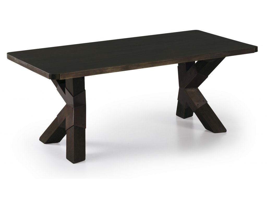 Masivní industriální konferenční stolek z exotického dřeva v průmyslovém vzhledu.