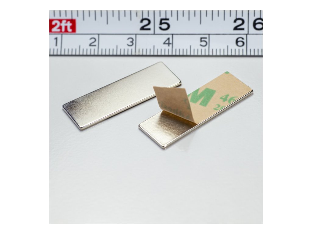 Neodymový magnet se samolepkou kvádr 30x10x1 N 80 °C - SADA 2 ks, VMM4-N35  obsahuje dva magnety, které se přitahují