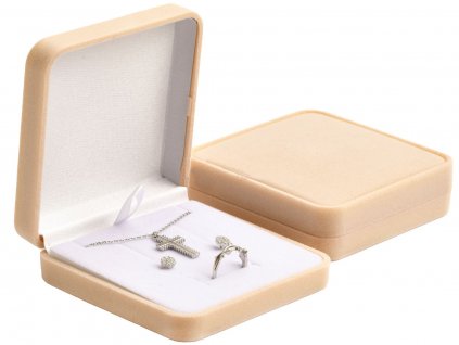 Dárková krémová sametová krabička SADA je vhodná zejména pro řetízek s přívěskem, náušnice a prsten. Koupíte u OLIVIE.cz