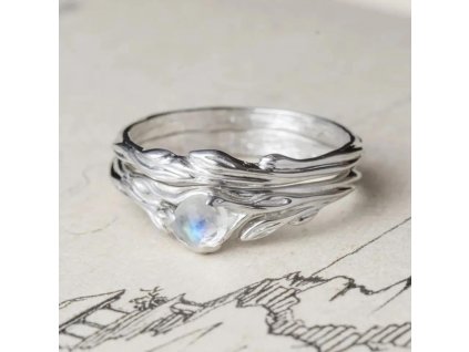 Dva stříbrné prsteny MĚSÍČNÍ KÁMEN ze stříbrnictví OLIVIE. Kůra stromu, větvička a příroda - to jsou hlavní motivy těchto jedinečných prstenů.