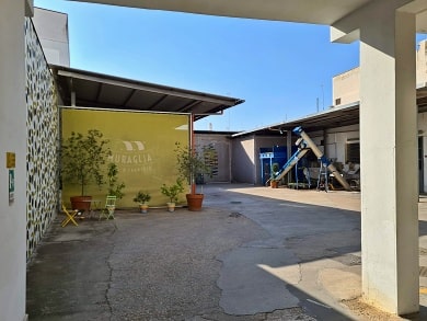 Showroom v olivovém mlýnu Frantoio Muraglia v jihoitalské Apulii
