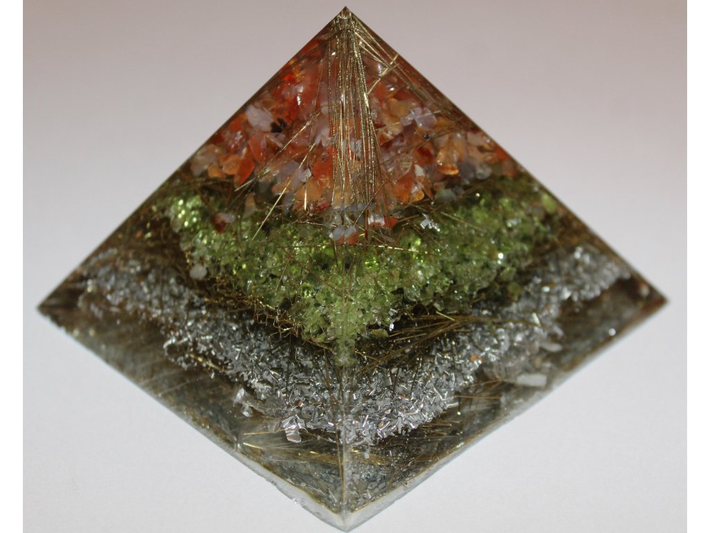 Pyramida s karneolem, olivínem a křišťálem