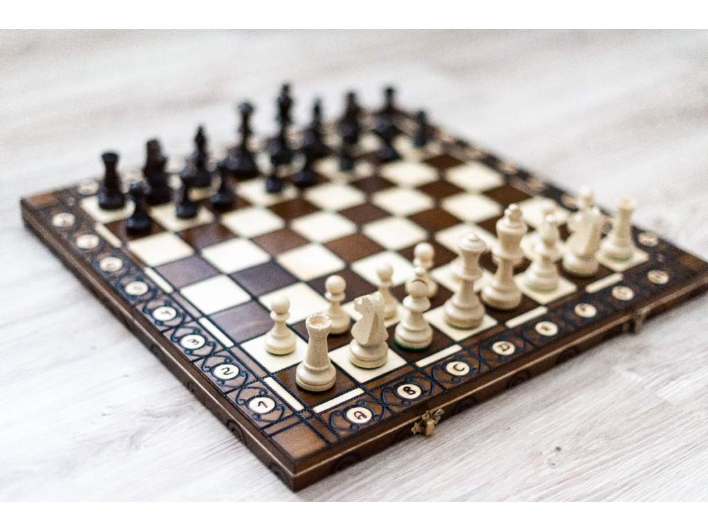 Dřevěné šachy vyřezávané  + doprava zdarma