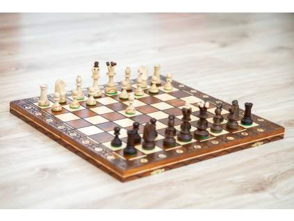 Dřevěné šachy s ozdobou  + doprava zdarma
