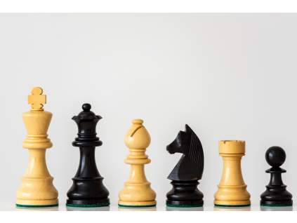 Šachové figurky PROFESIONÁL z akátu ebonizované  + doprava zdarma