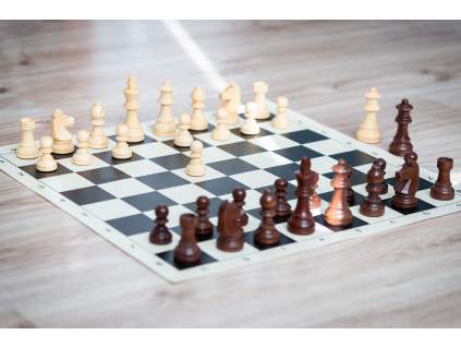 Dřevěné šachy staunton s rolovací šachovnicí B/W  + doprava zdarma